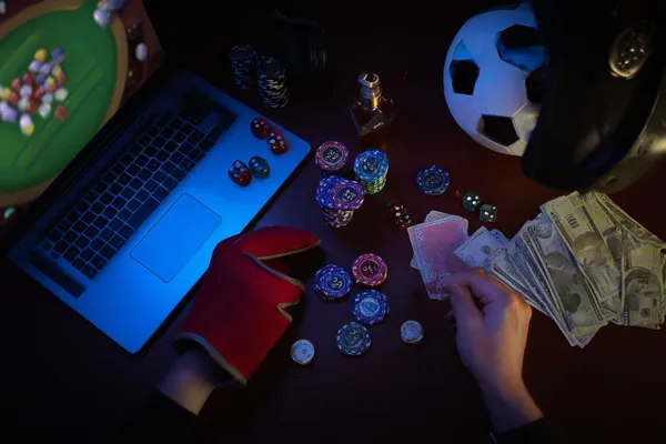 Một cô gái vui vẻ sử dụng điện thoại thông minh trong khung cảnh rực rỡ, cho thấy ứng dụng P3 phù hợp với nhịp sống hằng ngày.