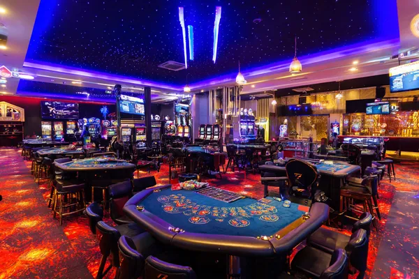 Một người phụ nữ quyến rũ cầm chip casino trong không gian ánh đèn rực rỡ, đại diện cho bầu không khí casino trực tuyến của P3.