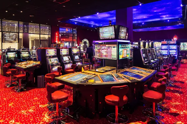 Một dealer chuyên nghiệp chào đón người chơi tại bàn roulette, gợi lên cảm giác casino trực tiếp chân thực trên P3.