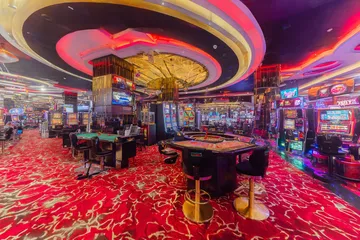 Cận cảnh vòng roulette cùng những đồng xu vàng, thể hiện nhịp chơi sống động trong khu vực casino của P3.