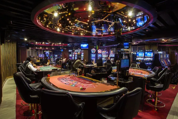 Một cô gái mỉm cười khi chơi game trên laptop với các biểu tượng casino xung quanh, thể hiện bộ sưu tập trò chơi đa dạng của P3.