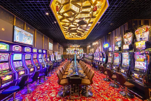 Một người đàn ông ăn mừng trước laptop khi xuất hiện các biểu tượng chiến thắng, ghi lại sự phấn khích của trò chơi trên P3.