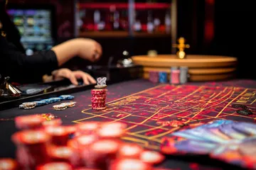 Vòng roulette phát sáng với chip đổ xuống, tượng trưng cho các trò chơi live và instant win trên P3.