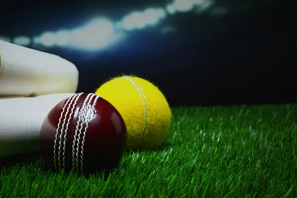 Một cô gái trong bộ váy xanh sang trọng đứng cạnh vòng roulette, gợi lên bầu không khí casino cao cấp của P3.