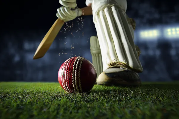 Một cô gái mỉm cười bên cạnh các máy slot sáng rực với biểu tượng may mắn, thể hiện danh mục slot nổi bật của P3.