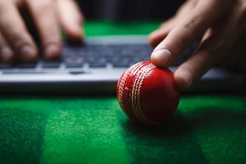 Khoảnh khắc ba số bảy xuất hiện trên cuộn slot cùng các đồng xu vàng, tượng trưng cho những chiến thắng lớn.