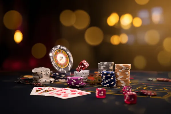 Một dealer tự tin giữa các chip casino mời người chơi truy cập tài khoản P3, thể hiện quy trình đăng nhập nhanh chóng.