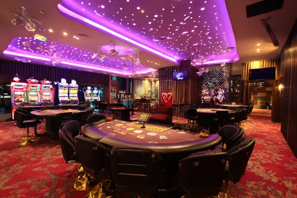 Một chiếc laptop hiển thị màn hình đăng nhập nổi bật trong không gian tối giản, tượng trưng cho hệ thống truy cập bảo mật của P3.