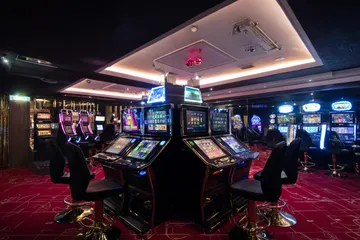 Một người dùng thao tác trên thiết bị trước nền casino huyền ảo, minh họa quá trình truy cập lại tài khoản mượt mà tại P3.